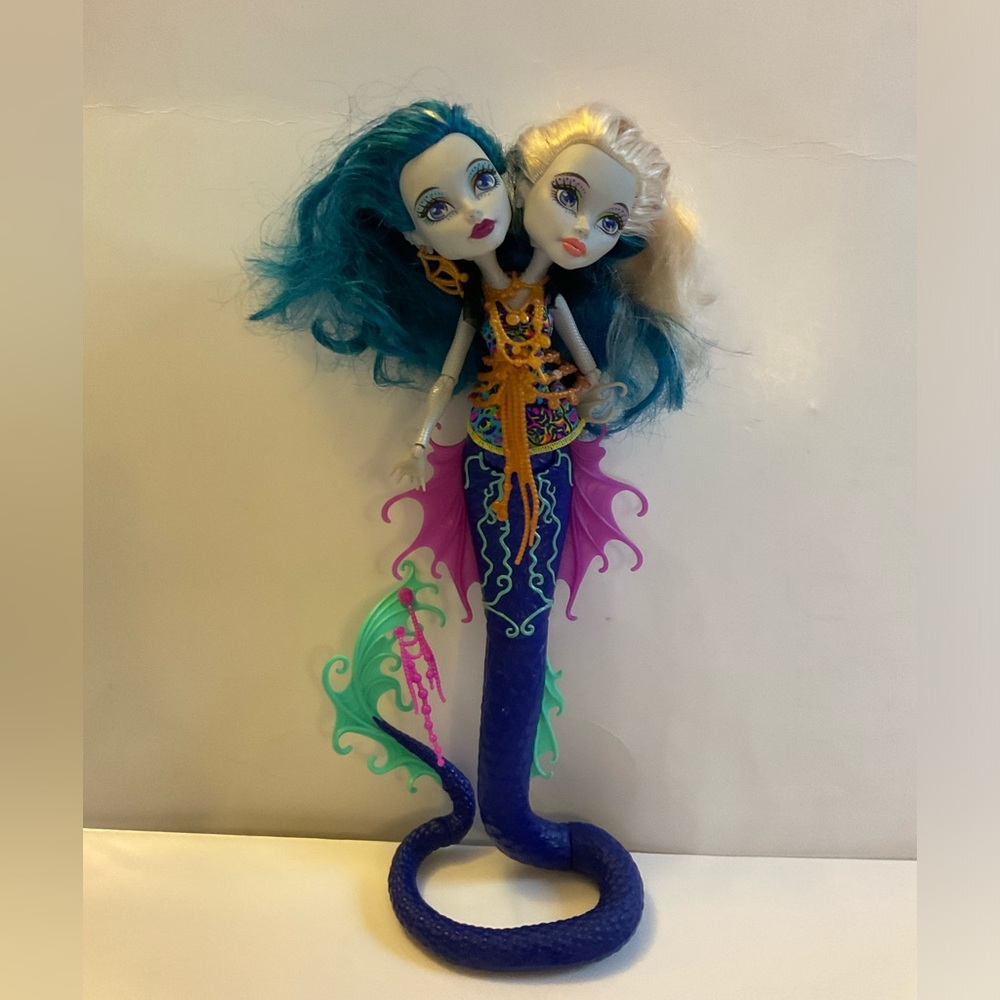 Monster High Peri &Pearl Serpentine Great Scarrier Reef Doll